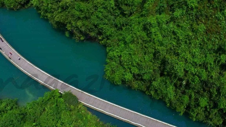 El increíble puente de madera sobre el río Shiziguan