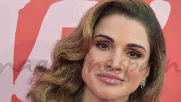 La reina Rania de Jordania acompañada por Naomi Campbell,  visita sorpresa a Cannes