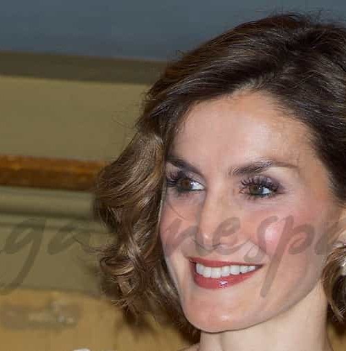 La reina Letizia vuelve a apostar por la minifalda