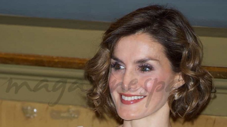 La reina Letizia vuelve a apostar por la minifalda