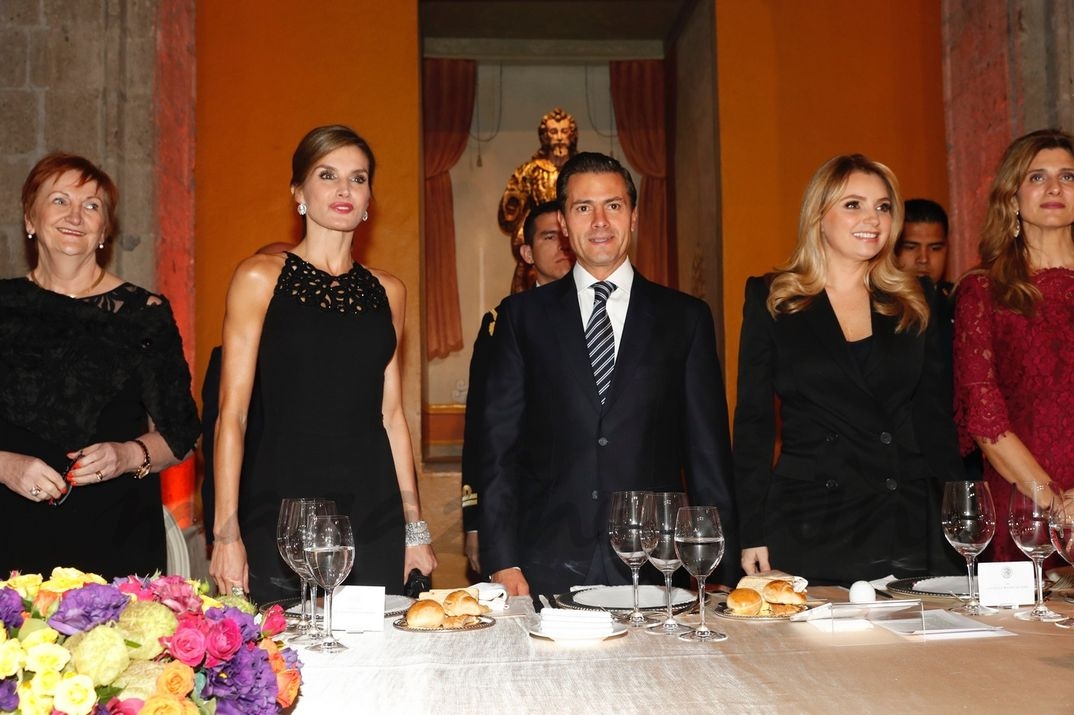 La Reina acompañada por el Presidente de los Estados Unidos Mexicanos, Enrique Peña Nieto, y su esposa y el resto de personalidades en la mesa presidencial © Casa S.M. El Rey