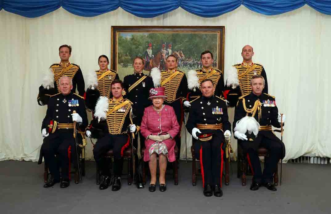 reina isabel preside royal horse artillery 70 aniversario