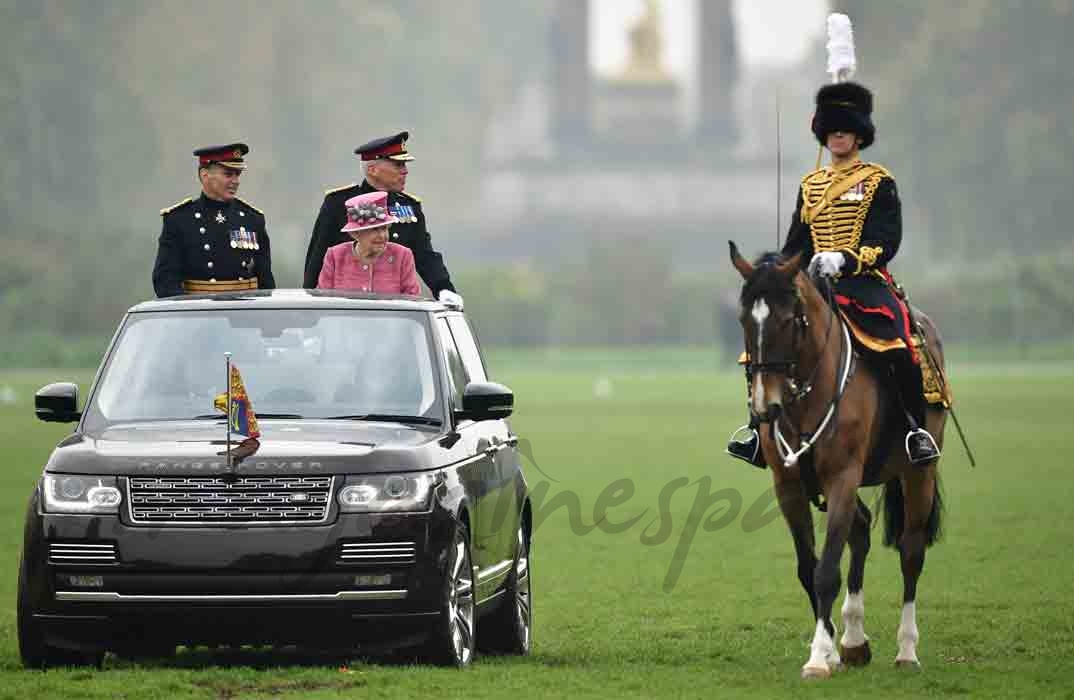 reina isabel preside royal horse artillery 70 aniversario