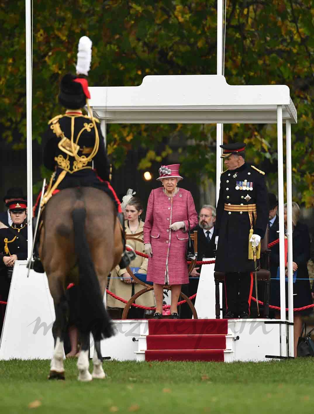 reina isabel preside royal horse artillery 70 aniversario