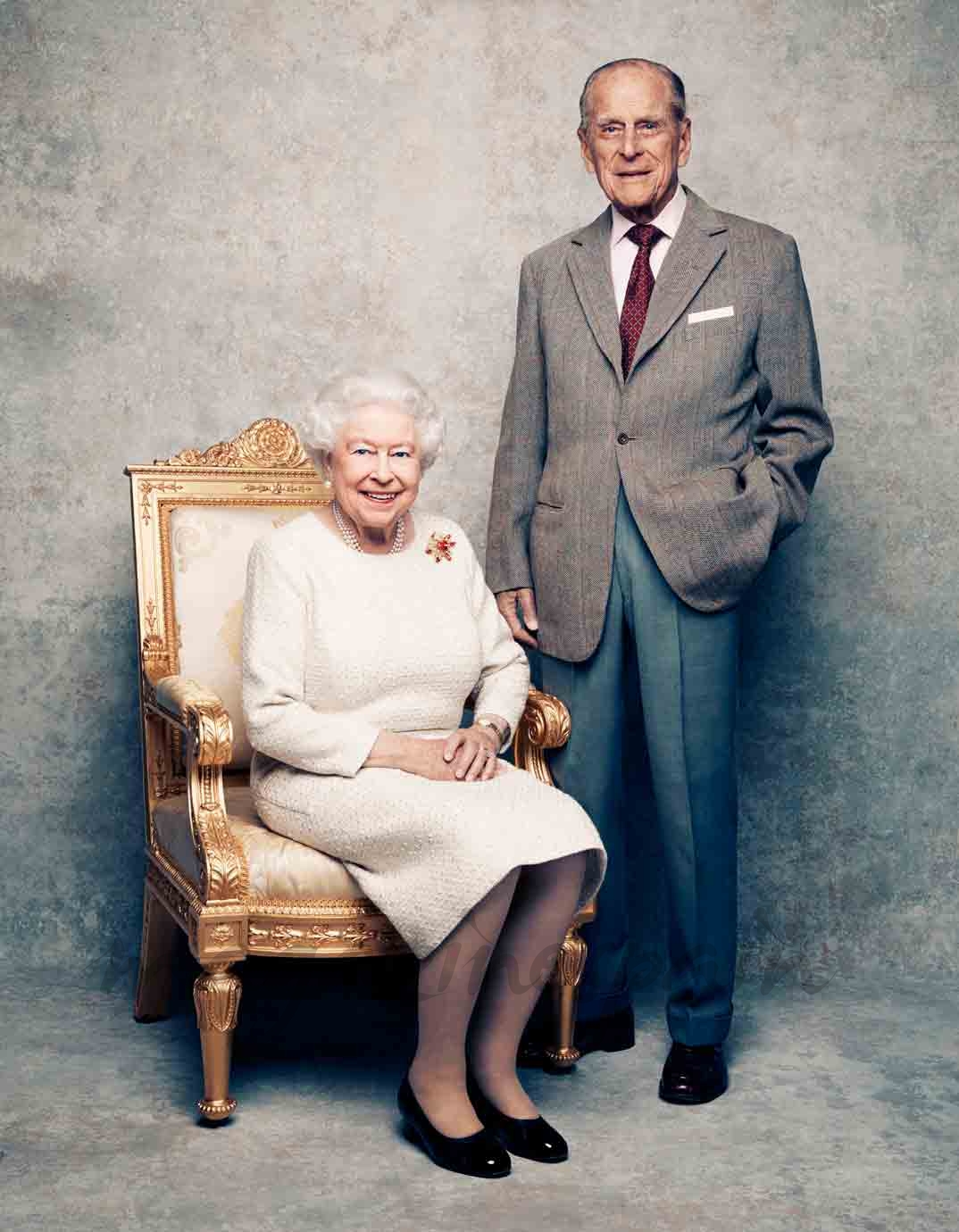 la reina isabel y el duque de edimburgo celebran sus bodas de platino