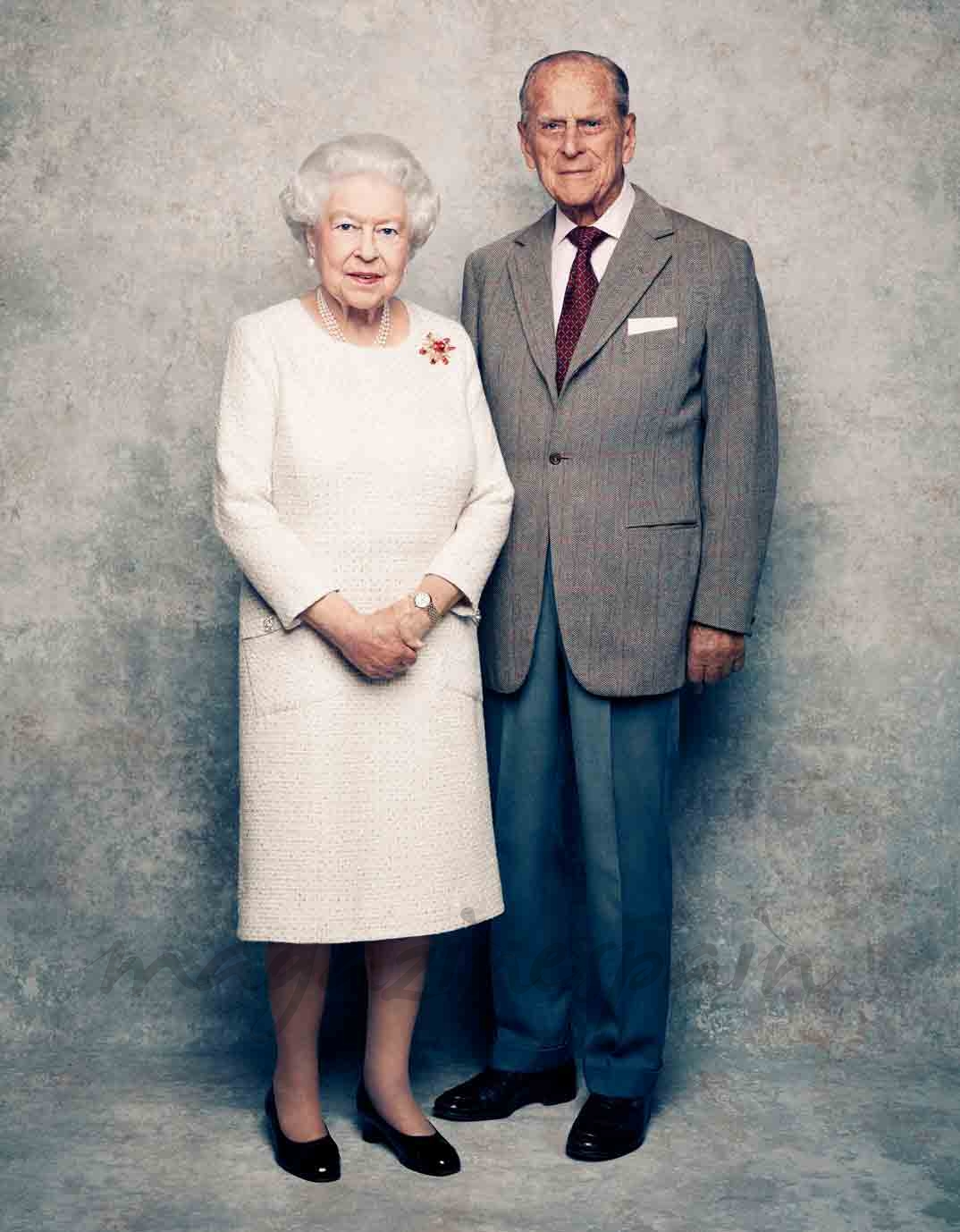 la reina isabel y el duque de edimburgo celebran sus bodas de platino