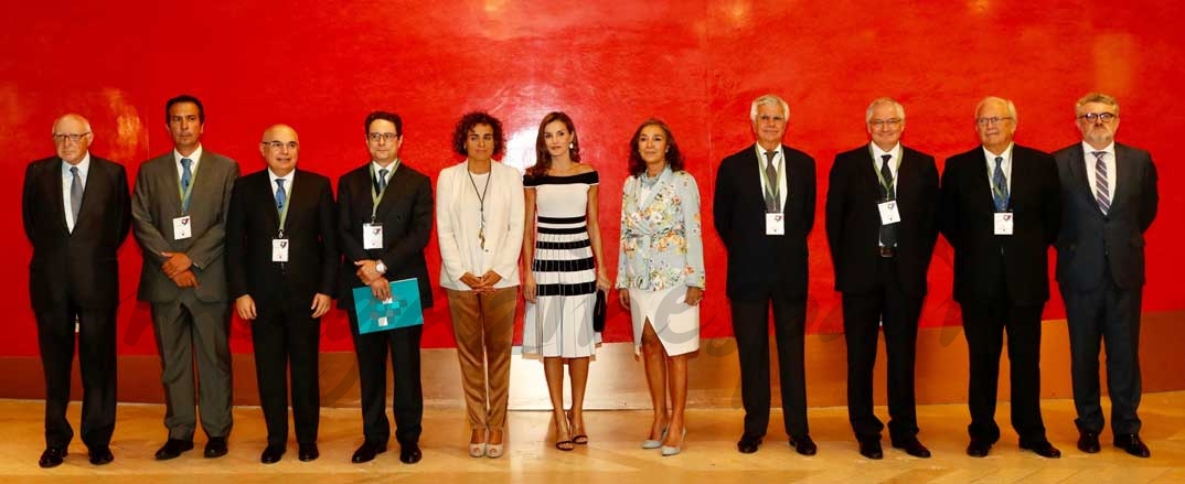 La Reina con las autoridades y los representantes de las entidades organizadoras del Congreso Mundial sobre Oncología Médica "ESMO 2017 Congress" © Casa S.M. El Rey