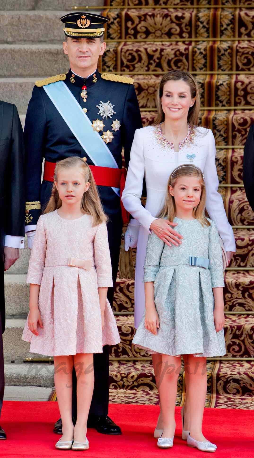 Reyes Felipe y Letizia con sus hijas la princesa Leonor y la infanta Sofía (19 Junio 2014)