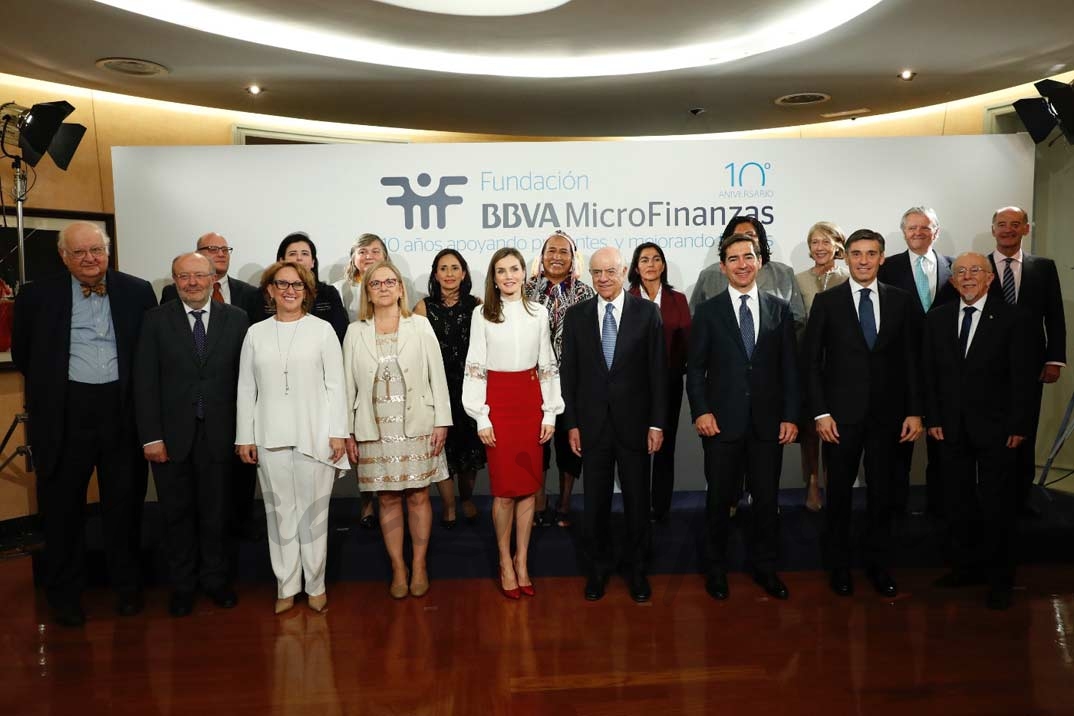 Fotografía de grupo de Su Majestad la Reina con las autoridades y participantes en el acto © Casa S.M. El Rey