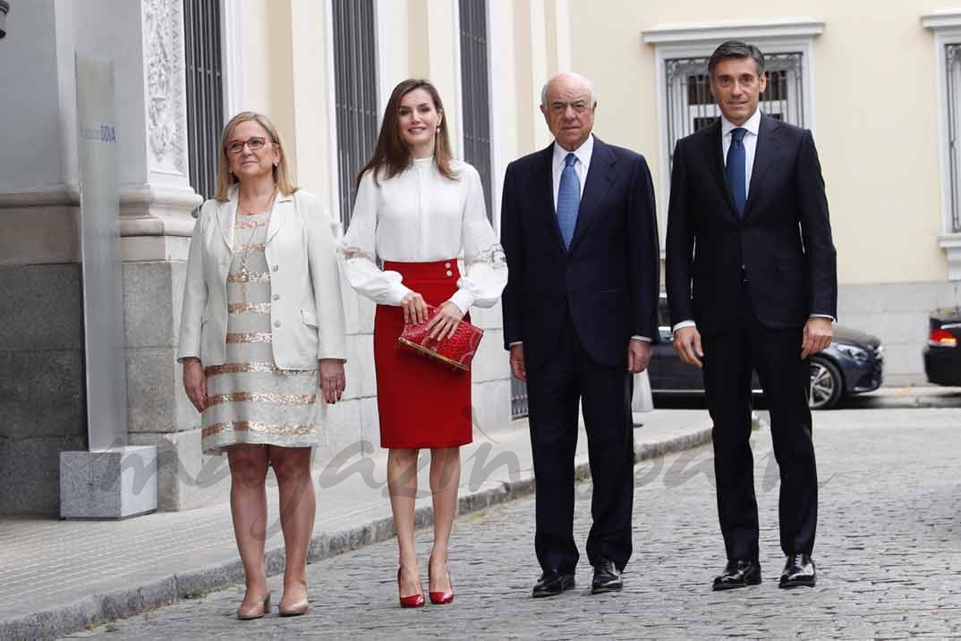 Fotografía de grupo de Su Majestad la Reina junto a la secretaria de Estado de Economía, y Apoyo a la Empresa, Irene Garrido; el presidente de BBVA, Francisco González; y el director general de la Fundación Microfinanzas BBVA, Javier Flores © Casa S.M. El Rey