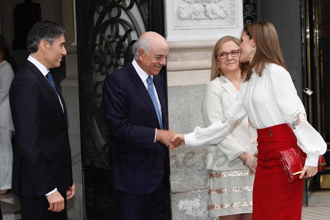 Su Majestad la Reina es recibida por el presidente de BBVA, Francisco González, en presencia de la secretaria de Estado de Economía, y Apoyo a la Empresa, Irene Garrido y del director general de la Fundación Microfinanzas BBVA, Javier Flores © Casa S.M. El Rey