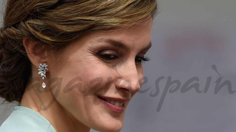 Los secretos del recogido trenzado de inspiración griega de la Reina Letizia