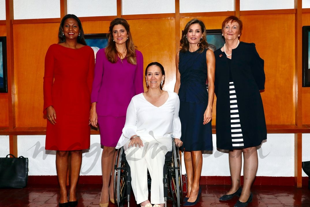 La Reina junto a Sanchia Aranda; Su Alteza Real Dina Mired de Jordania; la primera dama de Belice, Kim Simplis Barrow y la vicepresidenta de República Argentina, Gabriela Michetti © Casa S.M. El Rey