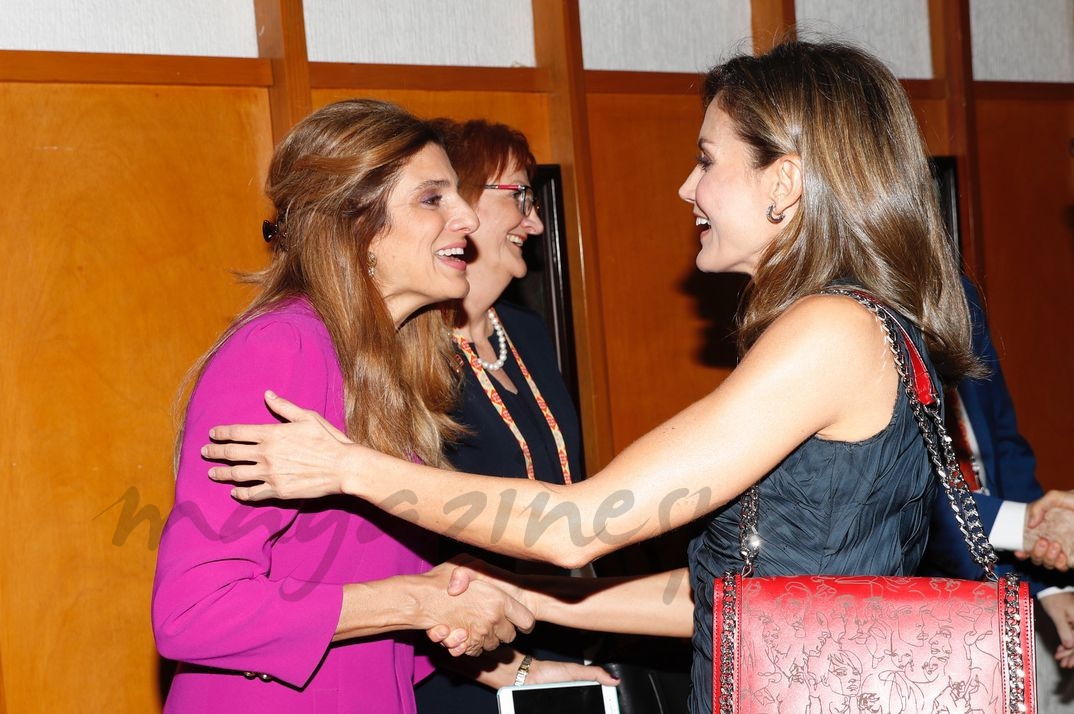 La Reina recibe el saludo de la presidenta electa de la Unión Internacional Contra el Cáncer, Su Alteza Real Dina Mired de Jordania © Casa S.M. El Rey