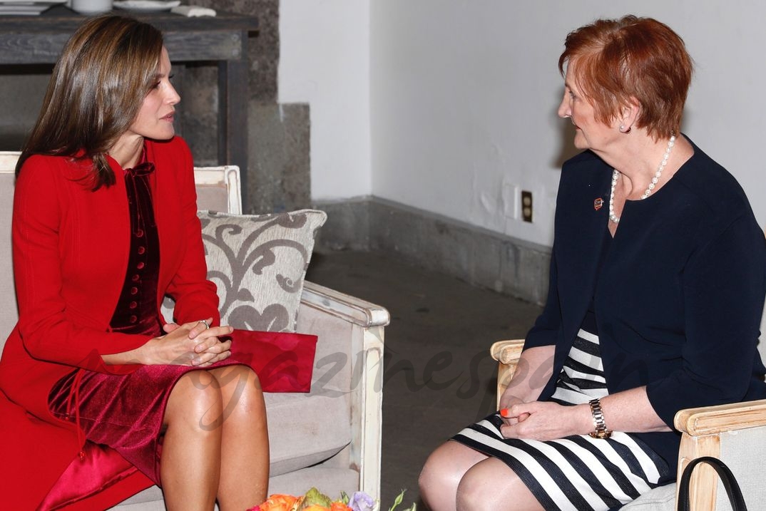 La Reina conversa con la presidenta de la Unión Internacional Contra el Cáncer Sanchia Aranda © Casa S.M. El Rey