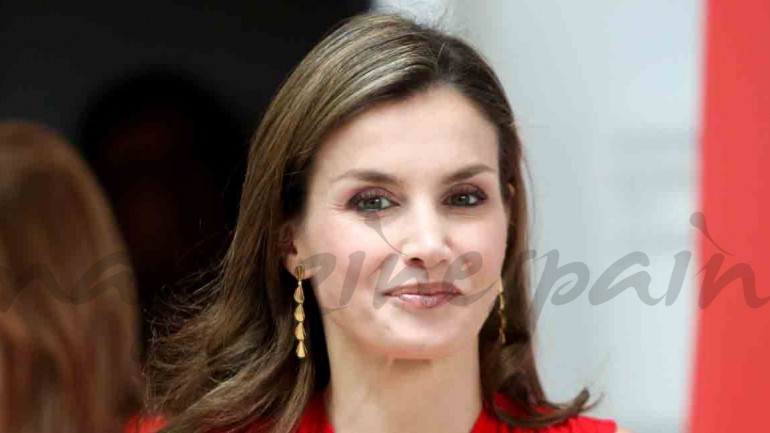 La reina Letizia vuelve a vestir de rojo, su color preferido