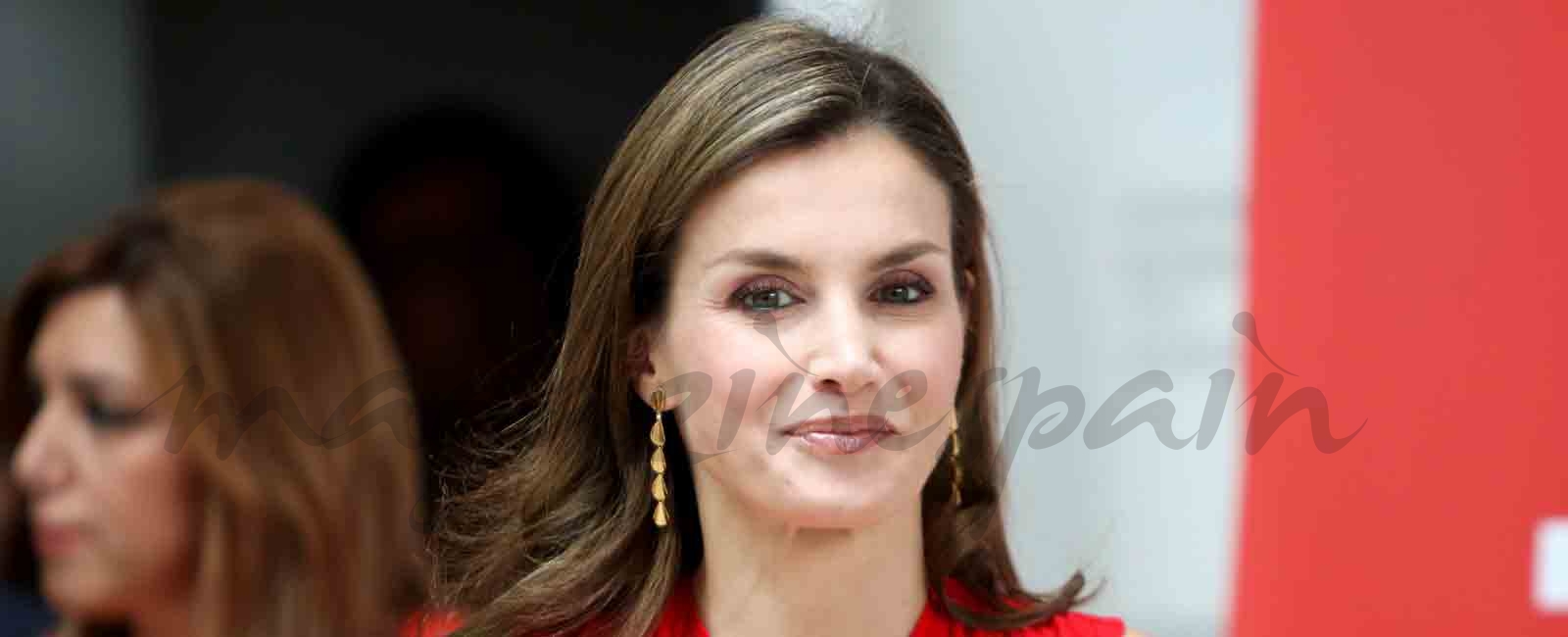 La reina Letizia vuelve a vestir de rojo, su color preferido