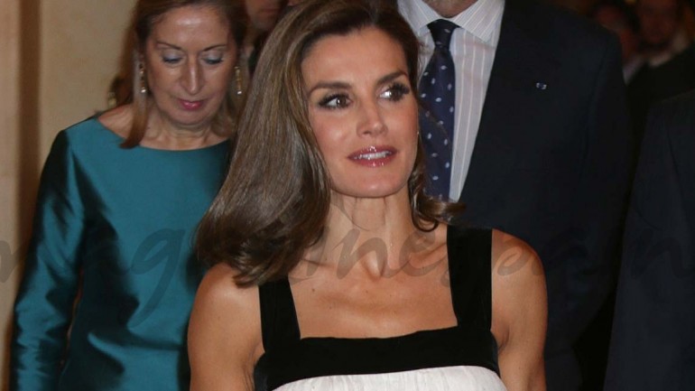 La reina Letizia sorprende con un vestido minifaldero de Teresa Helbig