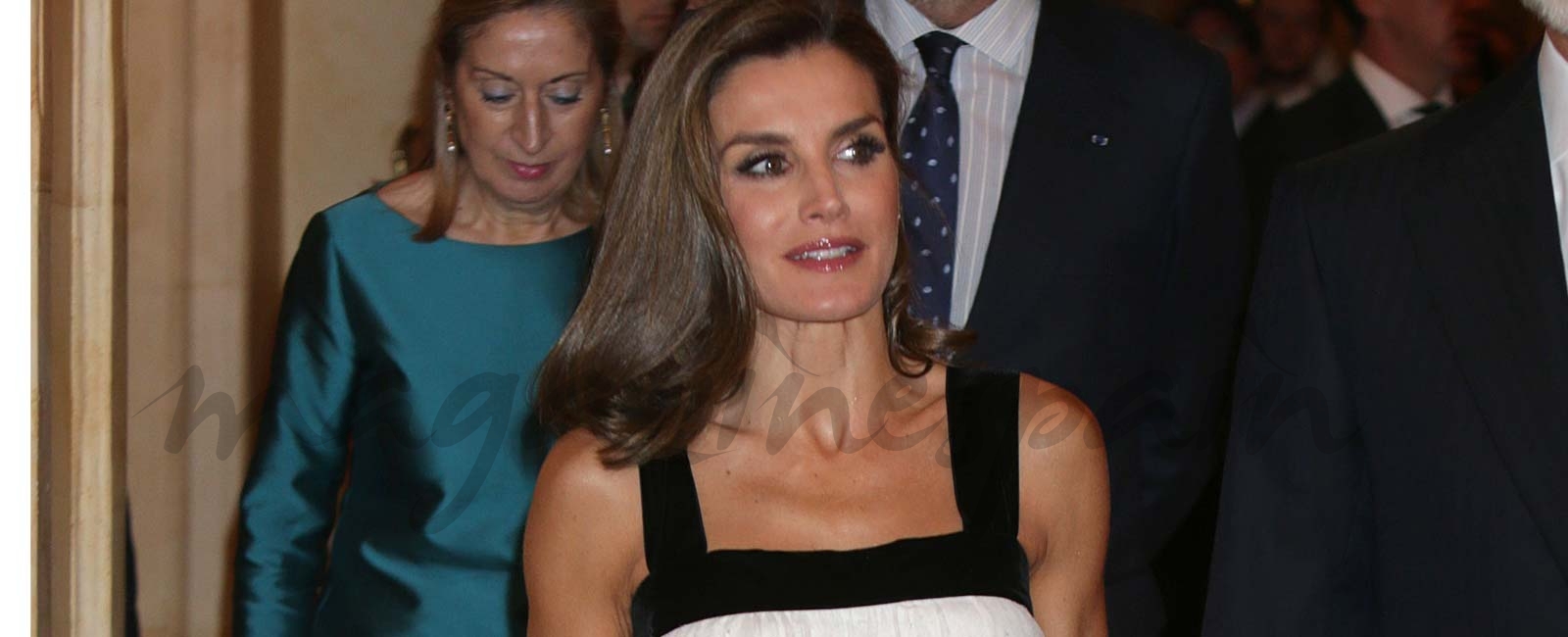 La reina Letizia sorprende con un vestido minifaldero de Teresa Helbig