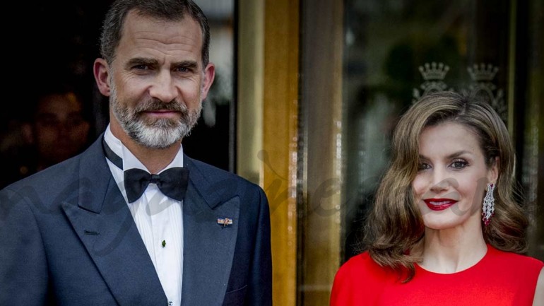 La reina Letizia espectacular de rojo, en el 50 cumpleaños del rey Guillermo de Holanda