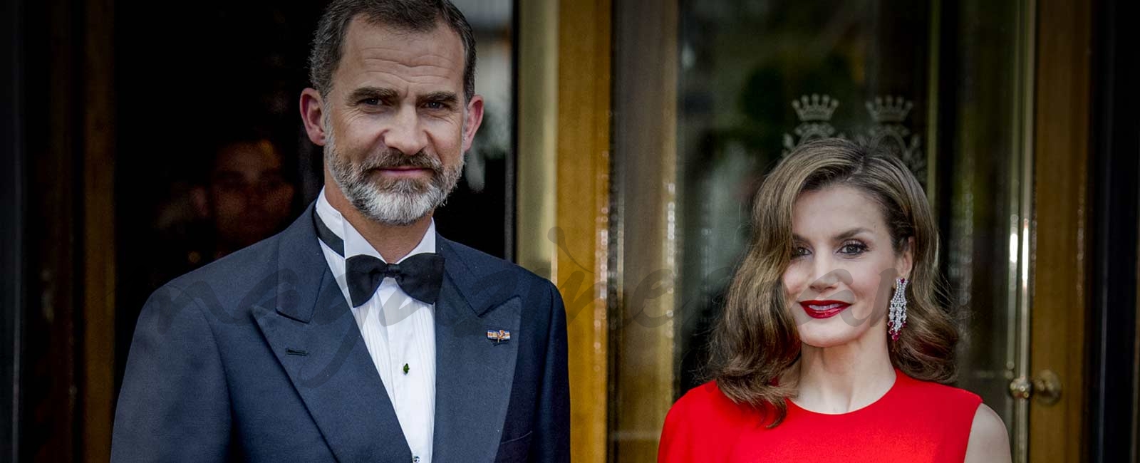 La reina Letizia espectacular de rojo, en el 50 cumpleaños del rey Guillermo de Holanda