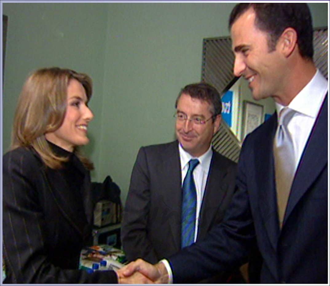 Primera imagen del príncipe Felipe de Borbón y Letizia Ortiz durante los Premios Príncipe de Asturias de 2003 ( 24/10/2003)