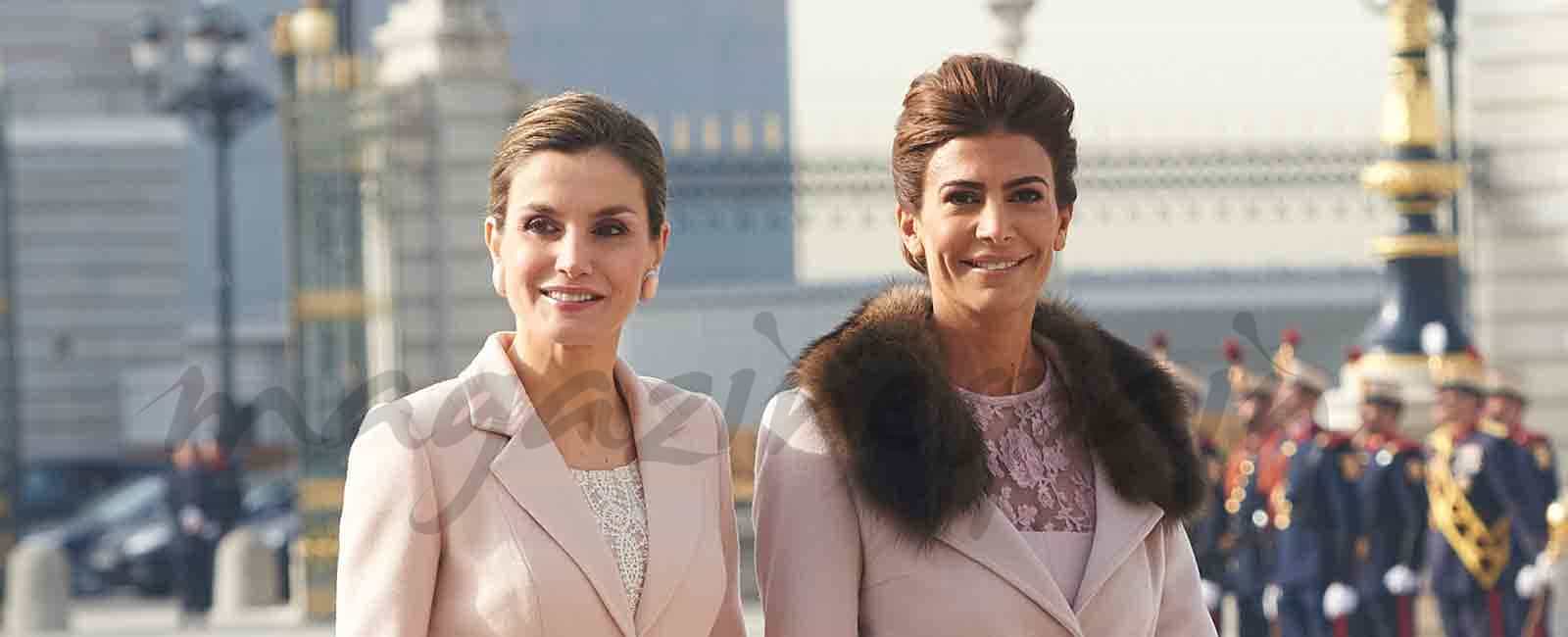 reina letizia y juliana awada compiten en elegancia