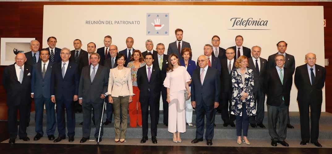 Fotografía de grupo de la Reina con los patronos de la FAD © Casa S.M. El Rey