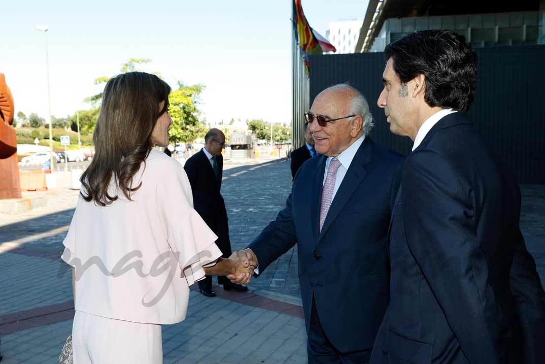 La Reina saluda al presidente de la FAD, Ignacio Bayón, en presencia del presidente de Telefónica, José María Álvarez-Pallete © Casa. S.M. El Rey