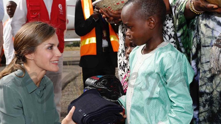 La imagen más solidaria de la reina Letizia en Senegal