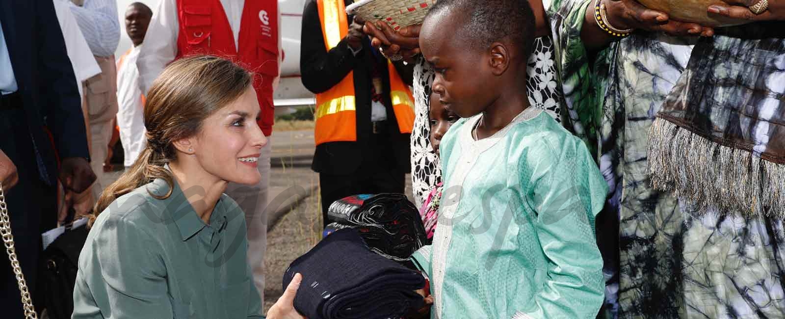 La imagen más solidaria de la reina Letizia en Senegal