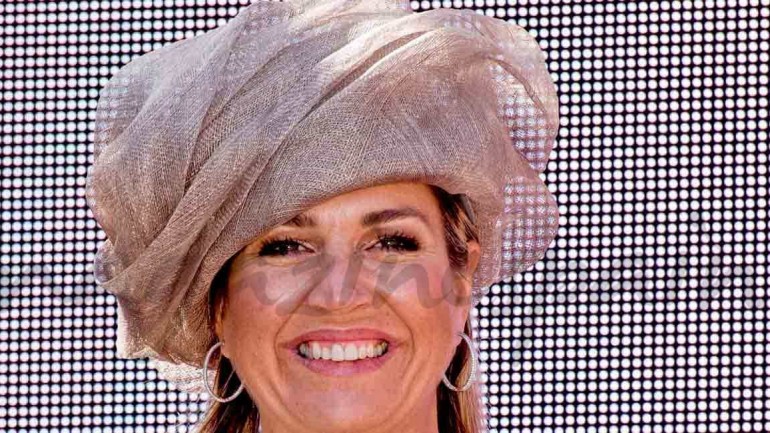 La reina Máxima de Holanda, megáfono en mano, celebra el «Día del Vecino»
