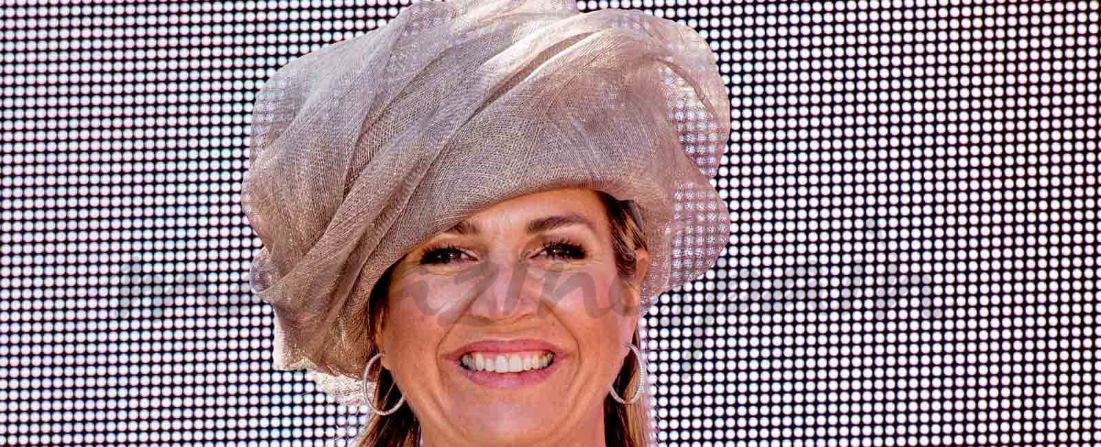 La reina Máxima de Holanda, megáfono en mano, celebra el «Día del Vecino»