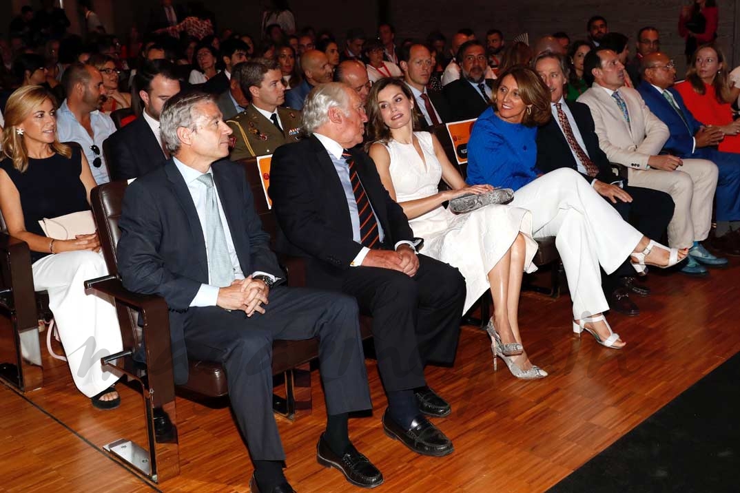 Doña Letizia en el auditorio del Museo del Traje ocupa su lugar en la primera fila de asientos