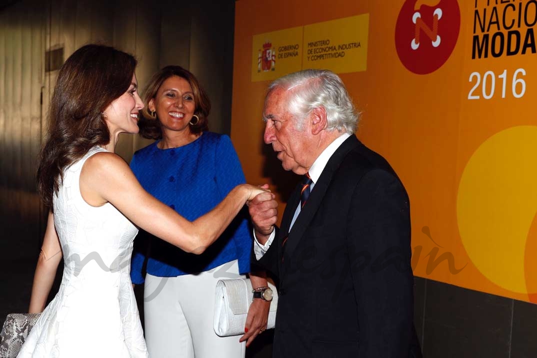 Doña Letizia recibe el saludo del alto comisionado del Gobierno para la Marca España, Carlos Espinosa de los Monteros