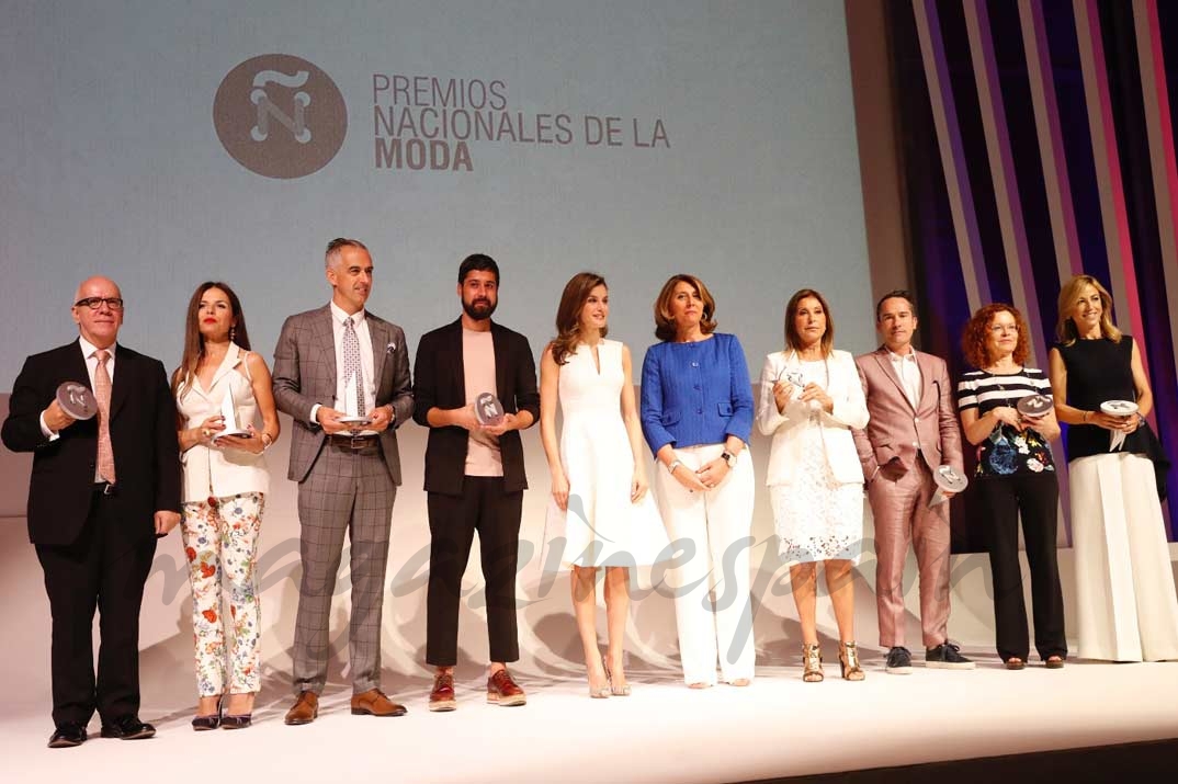 La Reina junto a los premiados en la IV edición de los “Premios Nacionales de la Moda”