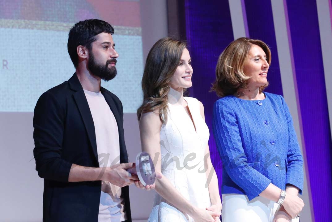 Doña Letizia entrega el Premio Nacional al Diseñador de Moda, Nuevo Valor a Moisés Nieto