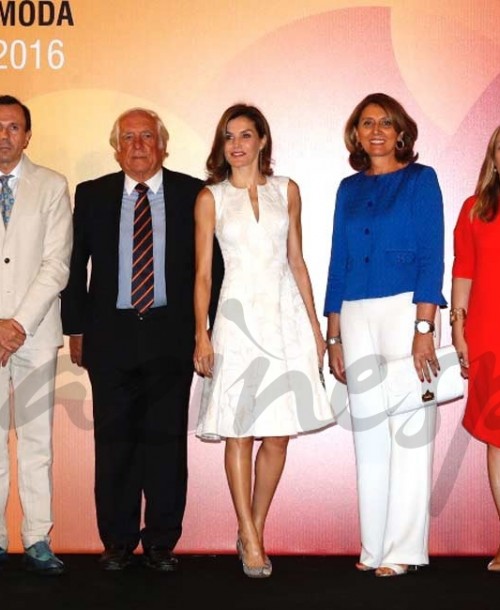 La Reina se viste de Carolina Herrera para entregar los Premios Nacionales de la Moda