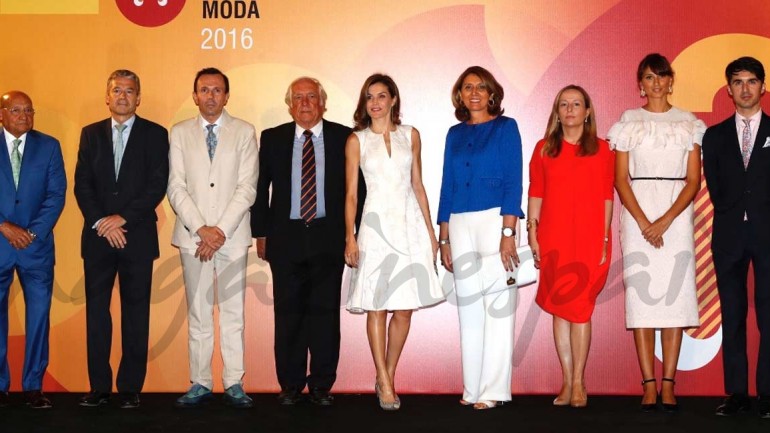 La Reina se viste de Carolina Herrera para entregar los Premios Nacionales de la Moda