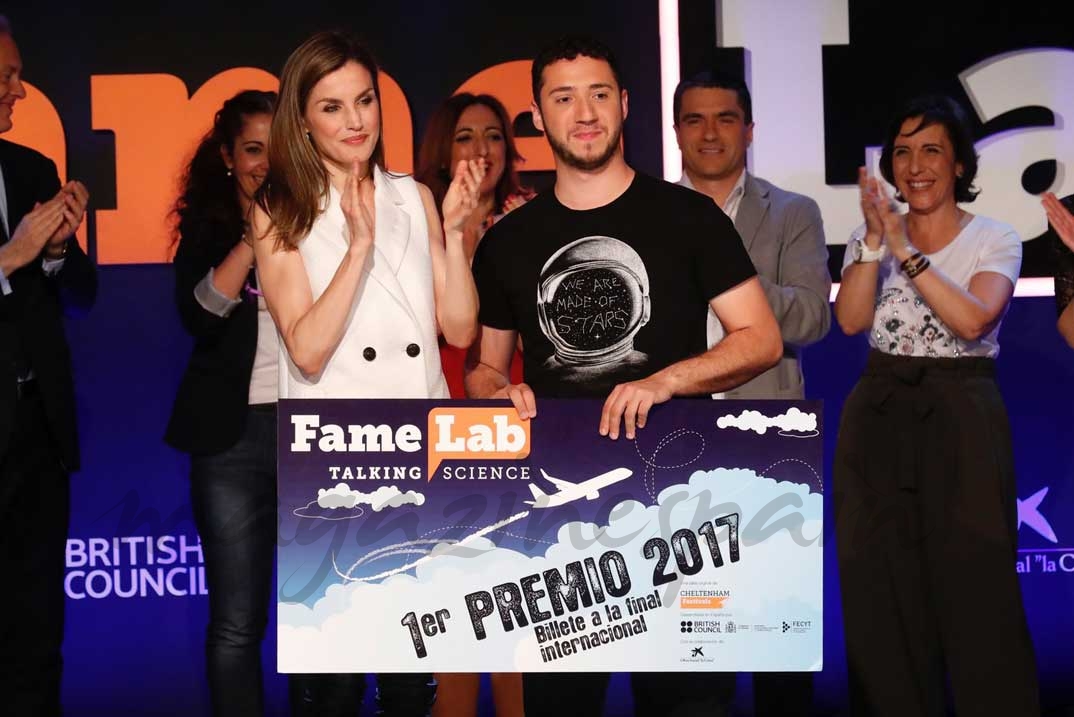  Su Majestad la Reina entrega el primer premio al ganador de Famelab España 2017, Pedro Daniel Pajares