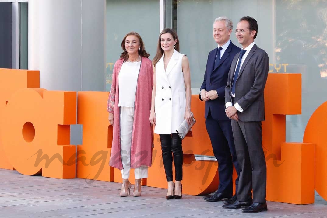  Doña Letizia, con la secretaria de Estado de Investigación, Desarrollo e Innovación, el embajador del Reino Unido en España y el director general de la FECYT