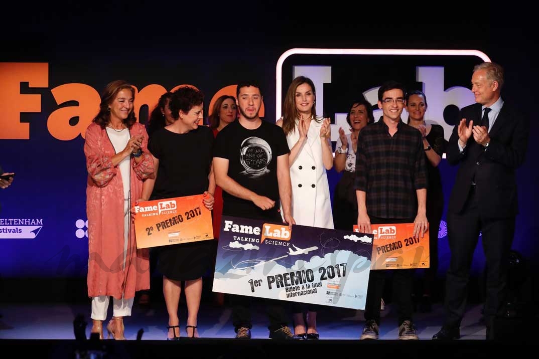 Los tres premiados reciben el aplauso de Su Majestad la Reina, la secretaria de Estado de Investigación, Desarrollo e Innovación, el embajador del Reino Unido en España y los finalistas en Famelab España 2017