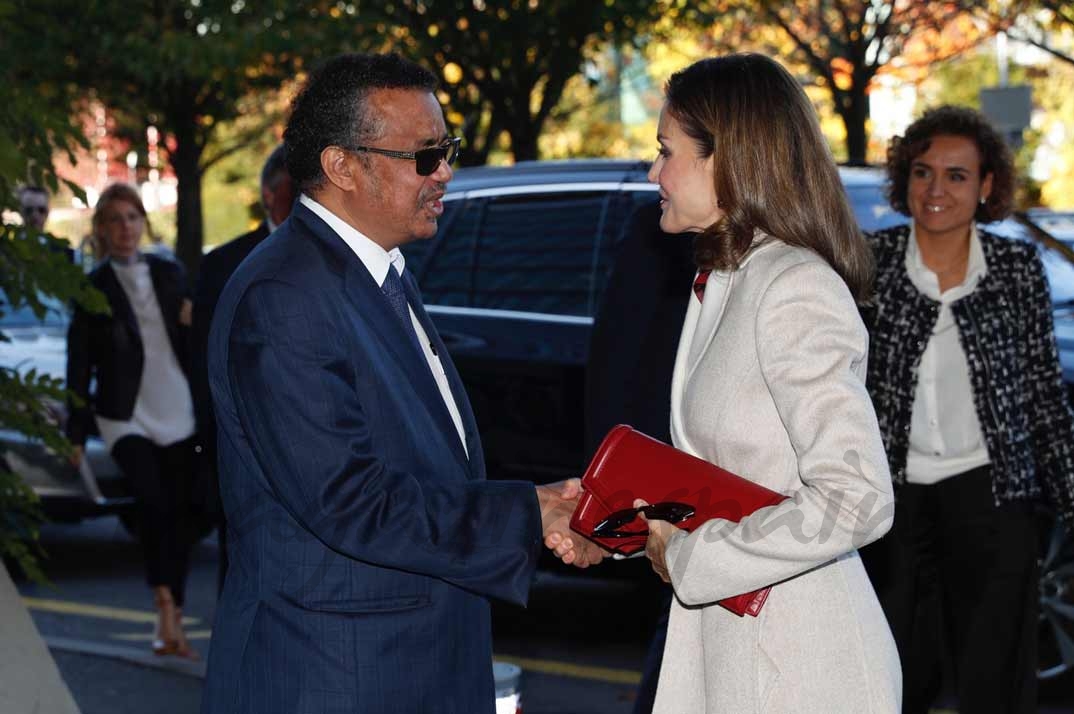 La Reina recibe el saludo del director general de la OMS, Tedros Adhanom Ghebreyesus © Casa S.M. El Rey