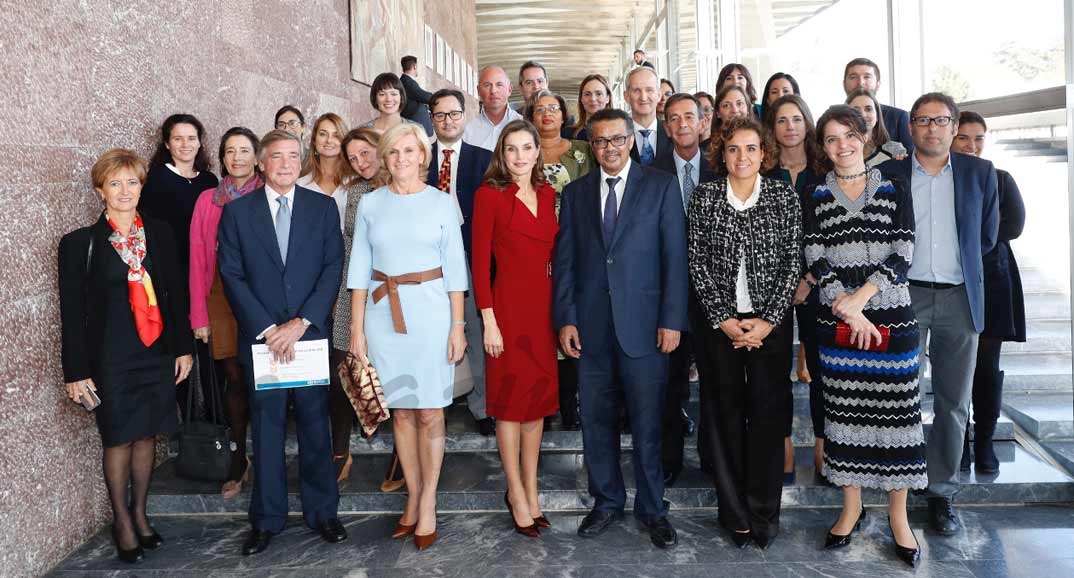 Fotofrafía de grupo de Su Majestad la Reina al término de la reunión de trabajo en la OMS © Casa S.M. El ReyFotofrafía de grupo de Su Majestad la Reina al término de la reunión de trabajo en la OMS © Casa S.M. El Rey