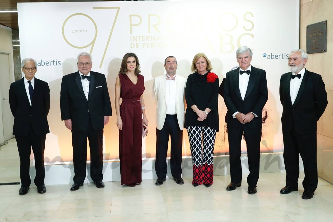 La Reina con la presidenta y editora de ABC, el presidente de Vocento, el presidente del Jurado y los premiados © Casa S.M. El Rey