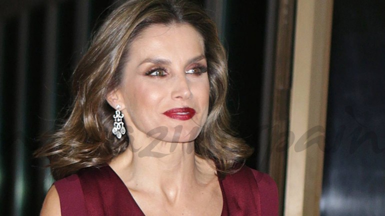 La reina Letizia preside, por primera vez en solitario, los premios periodísticos del diario ABC