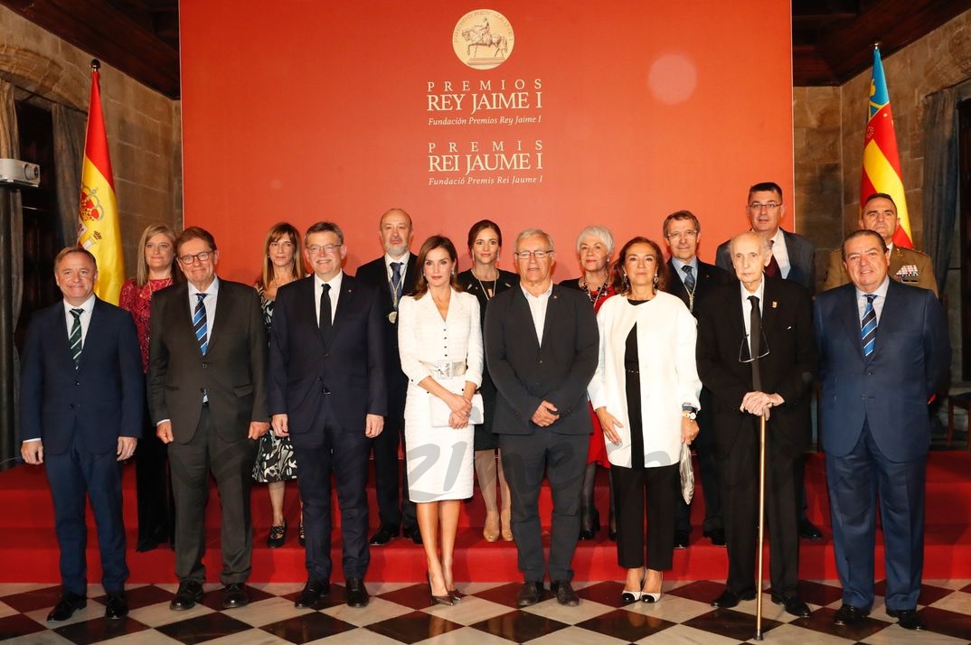 Fotografía de grupo de Su Majestad la Reina con las autoridades, miembros del Jurado y premiados © Casa S.M. El Rey