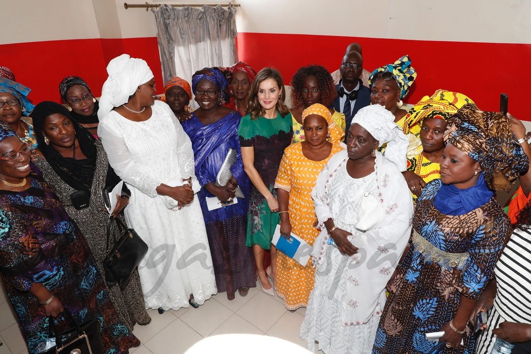 La Reina junto con la primera dama de la República del Senegal, Su Excelencia Marième Faye, conversan con los beneficiarios del proyecto y miembros de la AJS © Casa S.M. El Rey