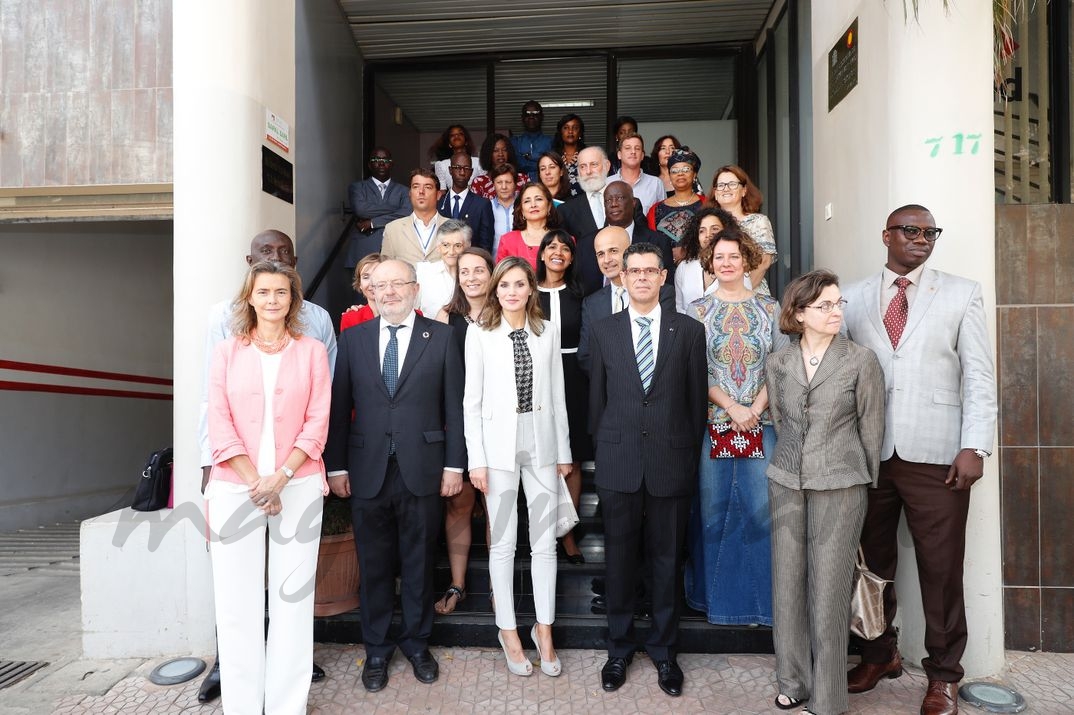 La Reina con las autoridades presentes en la reunión y con trabajadores de la Oficina Técnica de Cooperación (OTC) de la AECID © Casa S.M. El Rey