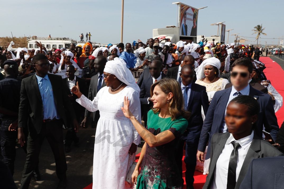 La Reina junto con la primera dama de la República del Senegal, Su Excelencia Marième Faye, saludan a las personas presentes en el acceso al hotel Terrou-Bi © Casa S.M. El Rey